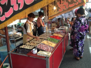 There were plenty of food stalls to be found along the banks of the Nagara river. 